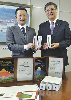 市長を表敬訪問した茶師の佐々木健さん（左）