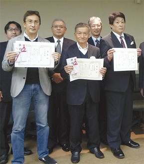 写真左からビジネス準大賞を受賞した中道さん、（株）井戸屋の綾久代表取締役社長、ビジネス大賞の森さん