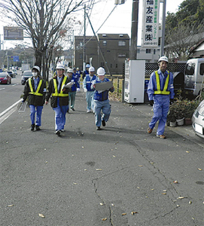 参加者らは配水管路上を歩き、点検を実施