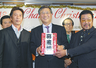 市長に募金を手渡す関根会長（右）と森井代表（左）