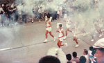 1964年東京五輪の聖火リレーに参加した鈴木市長（左）