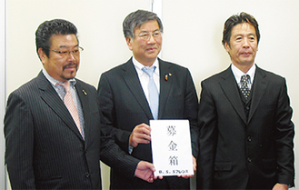 左から関根会長、鈴木市長、森井代表