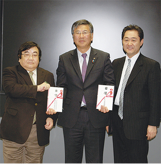 左から伊坂理事長、招待券の目録を手にする鈴木藤沢市長、関根組合長