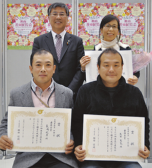 （奥左から）鈴木市長、島津さん、長嶋さん、長田さん