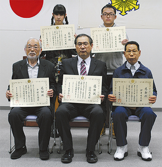 表彰を受けた５人。後列左上から時計回りに上嶋さん、笹原さん、伊澤さん、山崎さん、中村さん