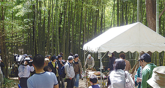 例年３０００人以上が訪れる竹炭祭