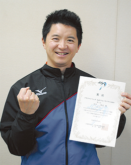 日本選手権優勝の賞状を手にする石井選手
