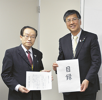 感謝状を手にする清水代表取締役（左）と鈴木市長