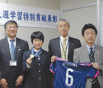 金メダルを手にした宮川選手（左から２人目）と鈴木市長、両副市長ら