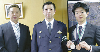 メダルを手にする中川さん（右）
