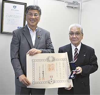 鈴木市長（左）と勲章を手にする白石さん（右）
