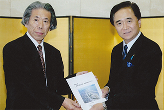 渡邉会長が完成したばかりの冊子を黒岩知事（写真右）に手渡した