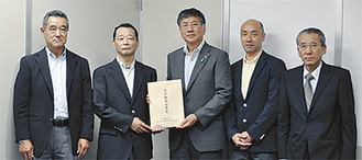 （左から）増田副理事長、齋藤理事長、鈴木市長、山田副理事長、小林副理事長