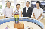 ▼店内には湘南のアーティストによる「江の島シーキャンドル」のオブジェも。制作者らと深谷前社長（左から３番目）