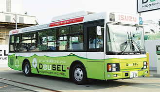 ７月から運行している専用バス（写真提供・いすゞ自動車（株））