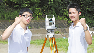 合格後も測量の実習に励む山下さん（左）と松塚さん