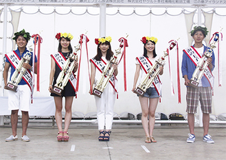 女王＆王子に選ばれた（左から）川崎さん、桑島さん、阿部さん、岩田さん、櫻井さん（写真提供・藤沢市観光協会）