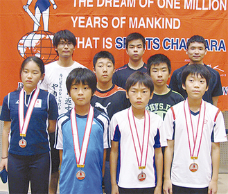 優勝を果たした柳沢大陸選手（前列右端）ほか、大会で活躍した選手たち