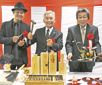 使い慣れた道具や作品を手に笑顔を見せる（左から）川部さん、小嶋さん、宮崎さん