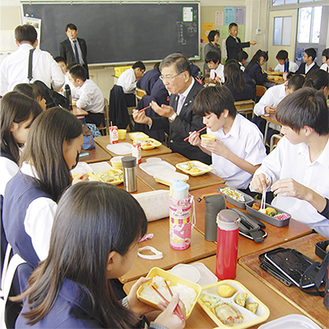 生徒たちは初めての給食に「おいしい」と笑顔を見せた＝湘南台中