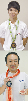 メダルを胸に笑顔の中山さん（上）と永田さん