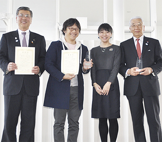 １月31日の授賞式で賞状とトロフィーが授与された。（左から）藤沢市長、三木監督、山田編集長、二見観光協会会長