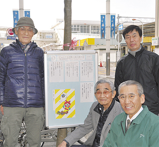 「散歩がてら五行歌を見に来て」と（左から）実川さん、峯尾会長、小林理事長、石井英樹さん