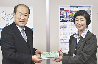 入場券を手渡す最上社長（左）と吉田教育長