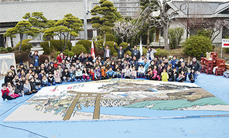 参加者や関係者ら約200人の力を結集して作った絵馬。江戸時代の藤沢宿の様子が細部まできれいに描かれている