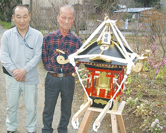 「よみがえった神輿をぜひ見てほしい」と尾上さん（左）と藤井さん。頭頂部には鳳凰と地元名「女坂」の文字が