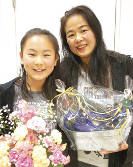 表彰作品を持つ斉藤遥香さん（左）と滋美さん