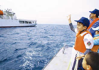 江の島沖で遭遇した巡視船「いず」に大興奮
