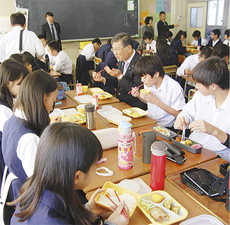 給食が始まった日には、鈴木恒夫藤沢市長も生徒らと一緒に味わった＝湘南台中学校
