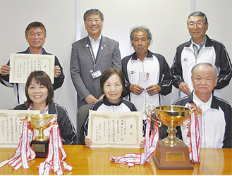 県大会での優勝を果たし、全国に臨むメンバー。鈴木市長が「日ごろの成果を発揮して戻ってきて欲しい」と激励した