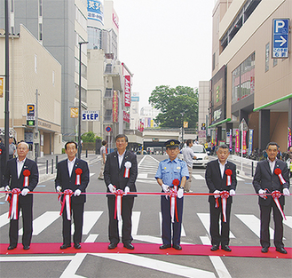 開通式が行われ、鈴木市長をはじめ藤沢警察署長、商工会議所会頭らが参加し、供用開始を祝った