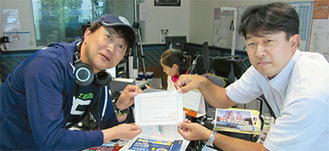 伊豆箱根鉄道（株）小野正貴係長（右）から辞令を受け取ったハギーさん（左）