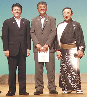 （右から）実行委員長の清水さん、鈴木市長と宮戸会長