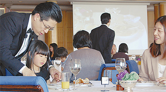 講師は同ホテル25年のキャリアを持つ櫻田純さん（左）