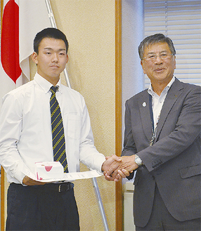 鈴木市長と握手を交わす小笠原投手（左）