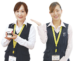 湘南台店の渡部英里さん（右）と藤沢店の荻野恵美さん（左）が、薫り高いネスレカフェでおもてなし