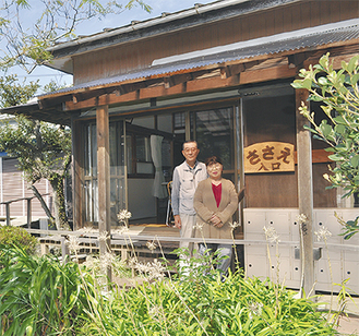 事務局長の三宅さん（左）と中島さん。豊かな緑が広がる事務所前で