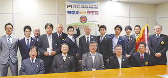 鈴木市長（前列中央）とチームメンバー、関係者ら
