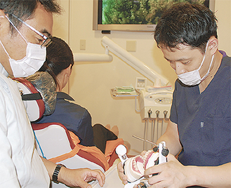 患者の歯の状態を丁寧にカウンセリングする清水院長（右）と技工士（左）の２人