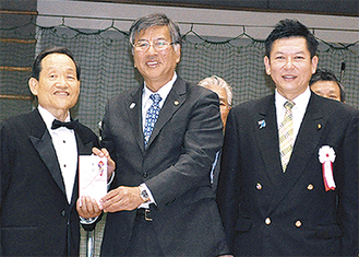 （左から）斉藤実行委員長、鈴木市長、宮戸会長