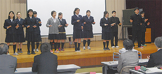 発表会で手話を使い歌を披露する生徒