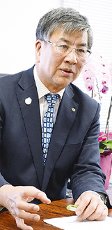 インタビューに答える鈴木恒夫藤沢市長
