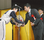 現役選手から花束を受け取る東條選手（右）