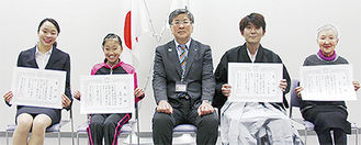 鈴木市長（中央）と（左から）岩嵜さん、高村さん、松永さん、若宮さん（田代さんは欠席）
