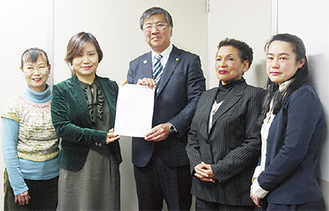 鈴木市長（中央）に提言書を手渡す崔さん（左から２人目）ら