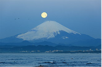 「日本百名月」の一つに認定された江の島から望む月と荘厳な富士山（一社）夜景観光コンベンション・ビューロー提供
